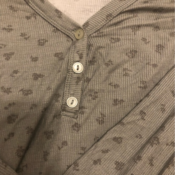 Green floral long sleeve Henley in good condition - Picture 2 of 2